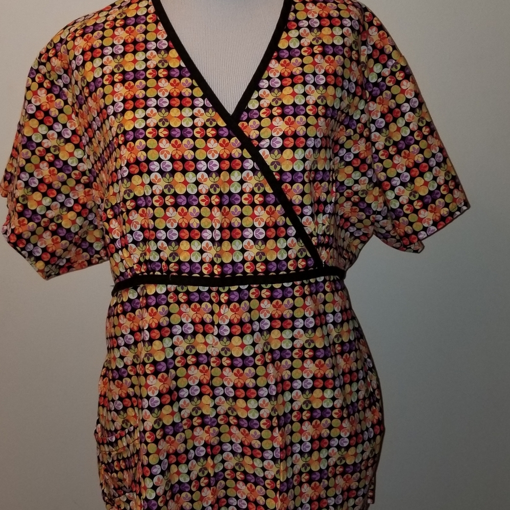 Women's sz XL nursing Scrub top multi colors. Excellent pre-owned conditions